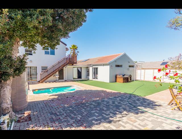 6 BEDROOM FREESTANDING TO LET IN TABLE VIEW